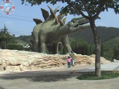 Долина динозавров в китайском городе Циндао. Животные дождевых лесов. Ископаемые животные на входе 雨林谷