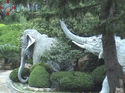 Долина динозавров в китайском городе Циндао. Животные дождевых лесов. Ископаемые животные на входе 雨林谷